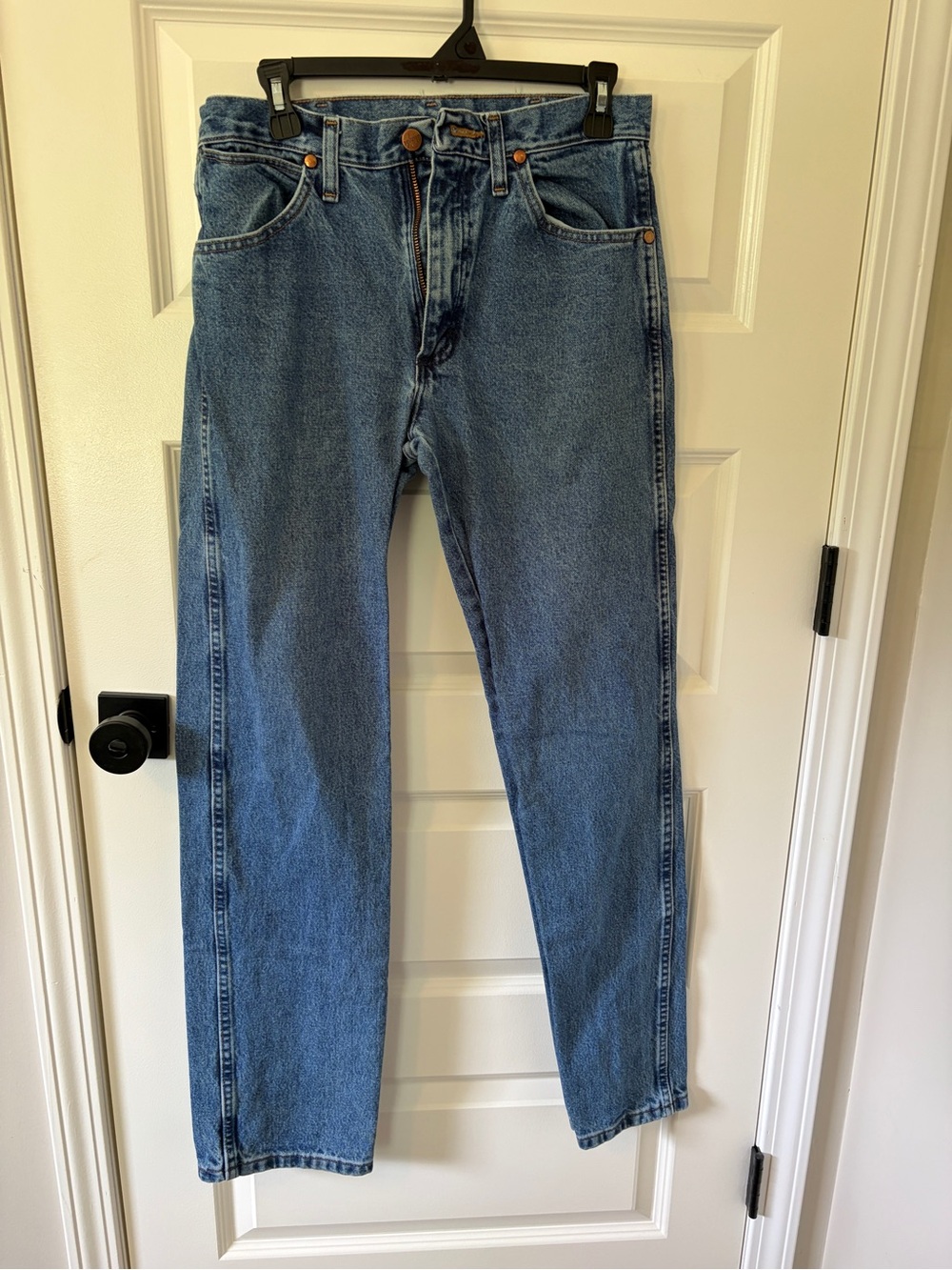 Wrangler Men's Classic Medium Blue Straight Jeans
